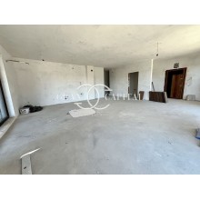 Голям ТРИСТАЕН апартамент в ЛУКСОЗНА СГРАДА в района на БРИЗ!